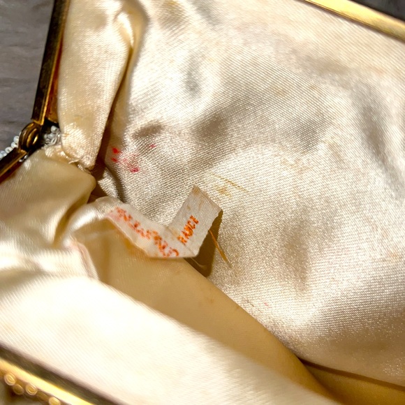 Vintage French micro beaded purse, silk lining, brass chain and closure - Picture 7 of 12